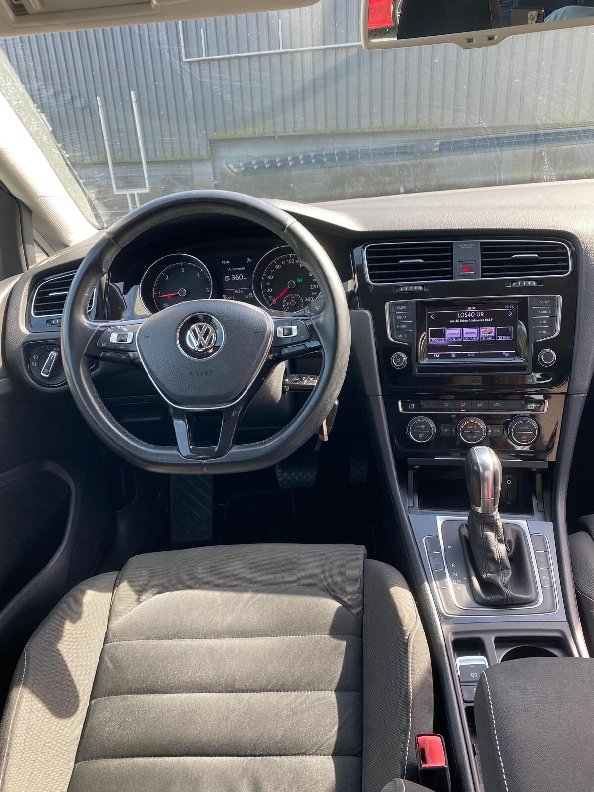 VOLKSWAGEN GOLF R LINE