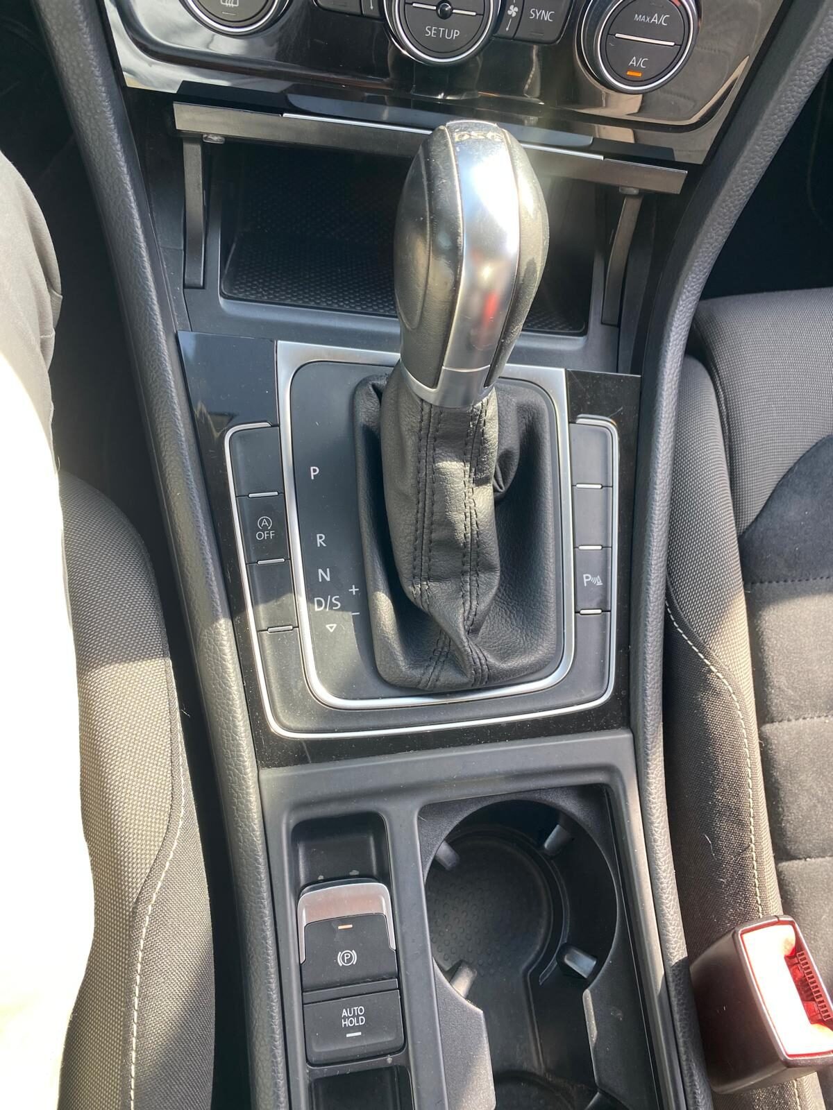 VOLKSWAGEN GOLF R LINE