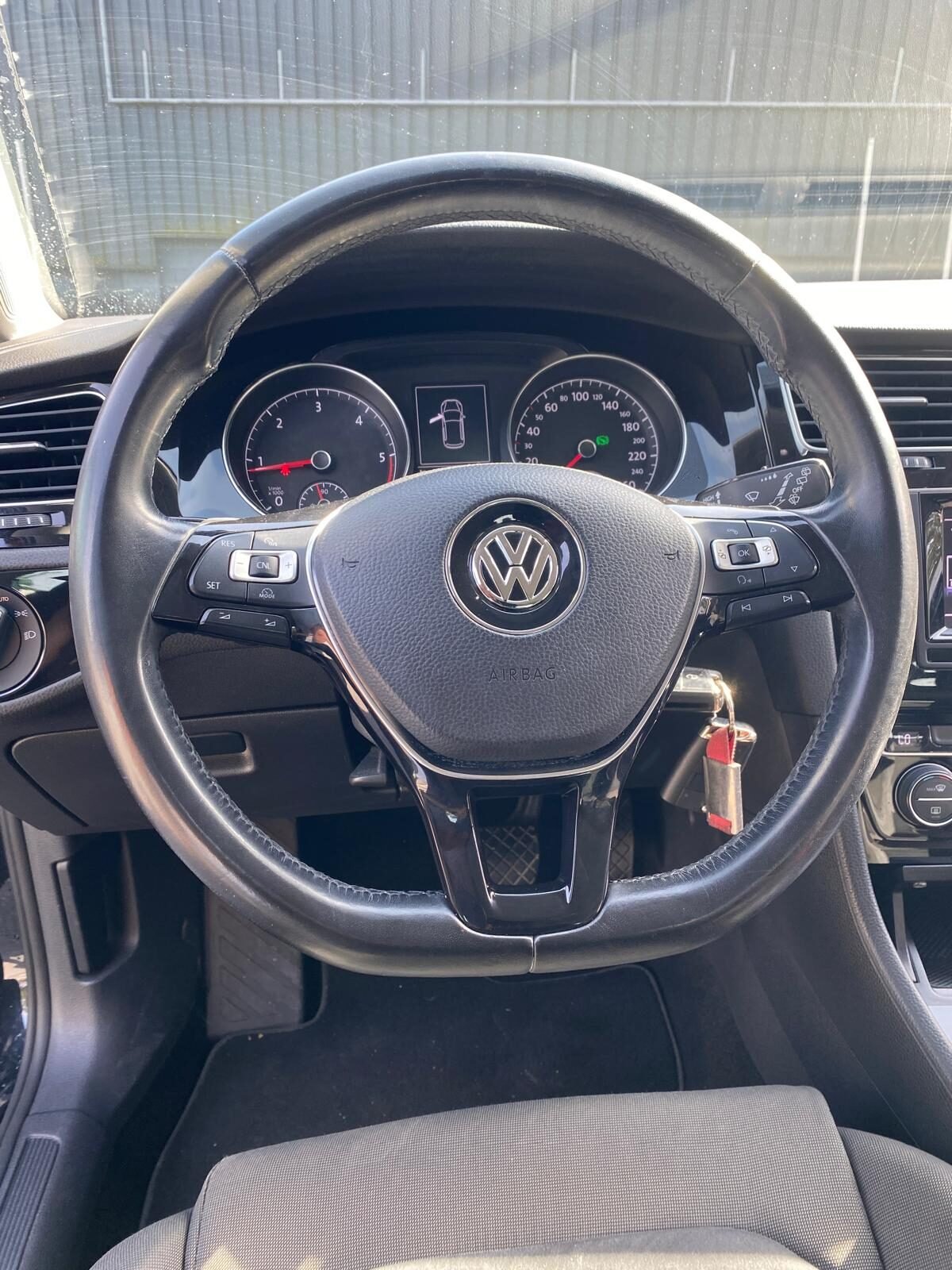 VOLKSWAGEN GOLF R LINE